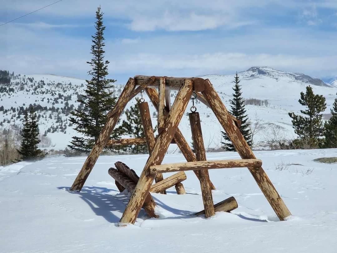 Red-Tail Roundhouse At 22 West Cabins And Recreation Hebron Exterior foto