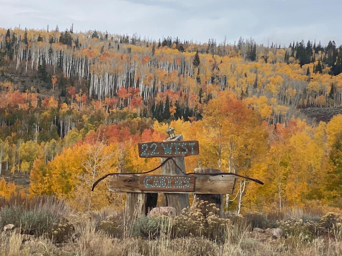 Red-Tail Roundhouse At 22 West Cabins And Recreation Hebron Exterior foto