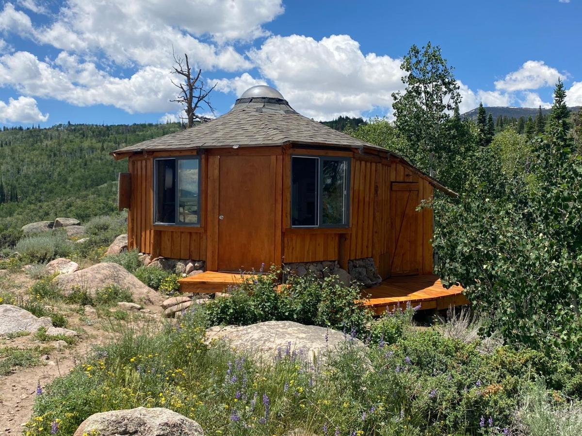 Red-Tail Roundhouse At 22 West Cabins And Recreation Hebron Exterior foto